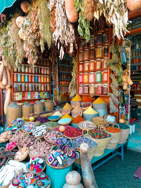 un marché d'épices à Essaouira