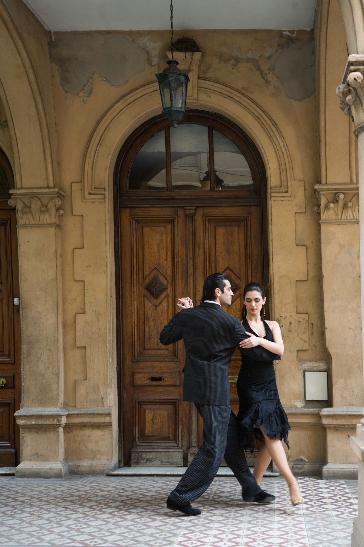 Couple dancing tango in Buenos Aires