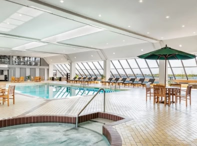 dentro da área da piscina de um hotel