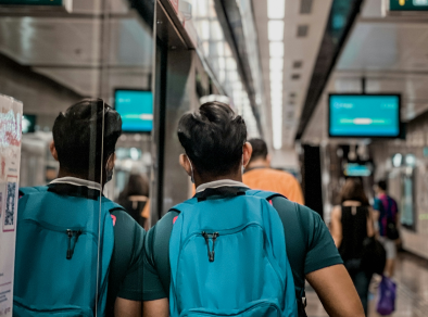 Homem de mochila esperando para embarcar - melhor mochila de viagem