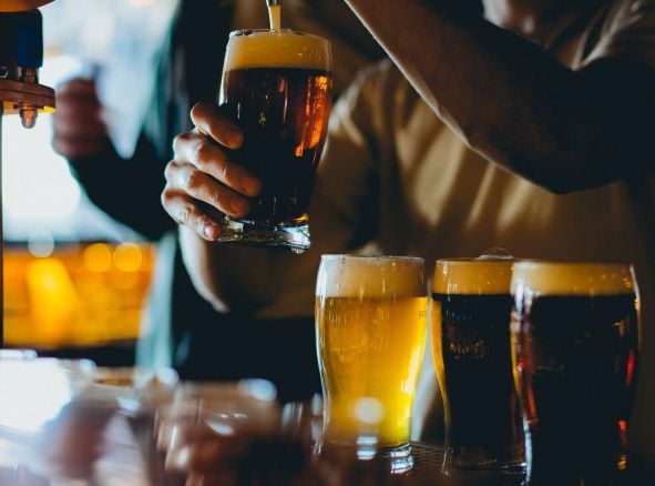 ein paar Biergläser im Pub