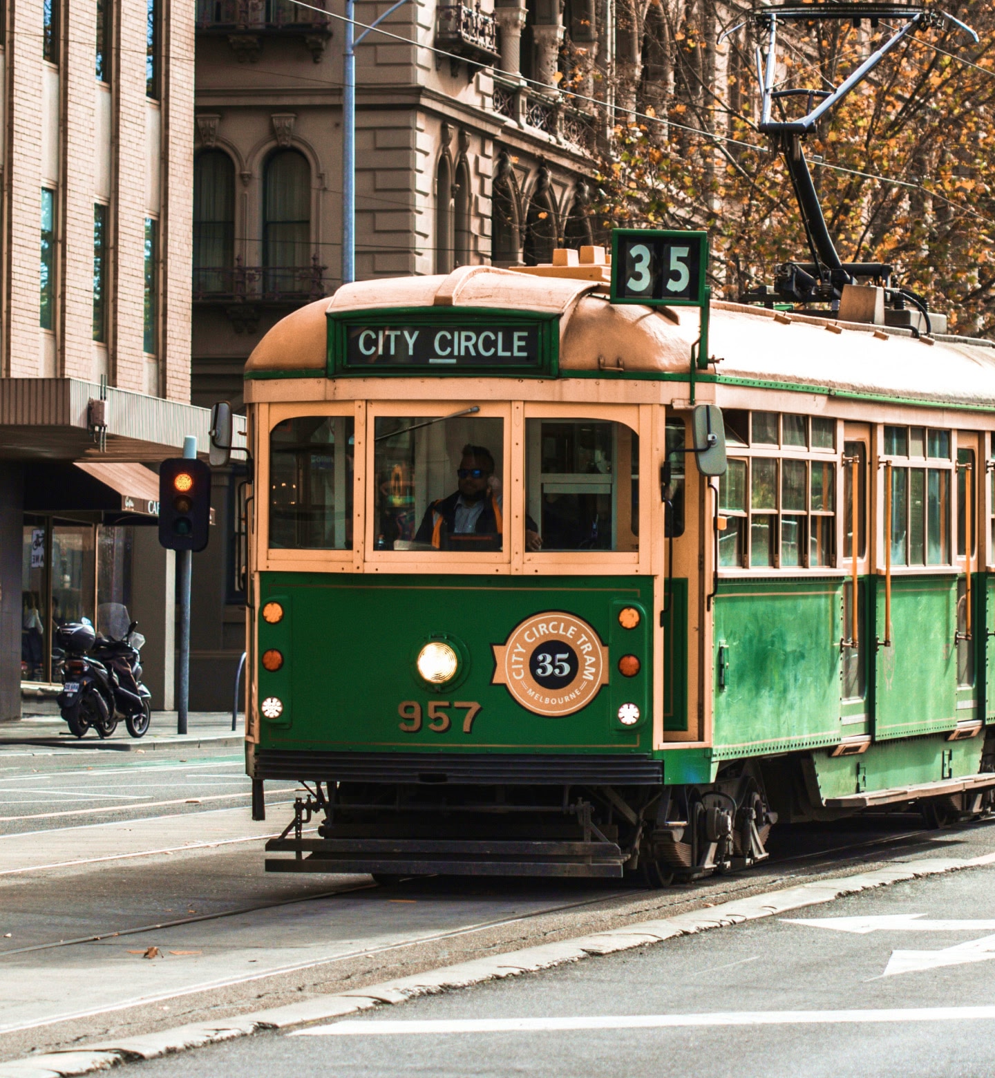 Eine grüne, alte Straßenbahn mit der Aufschrift „City Circle“ fährt durch die Straßen von Melbourne, Australien.