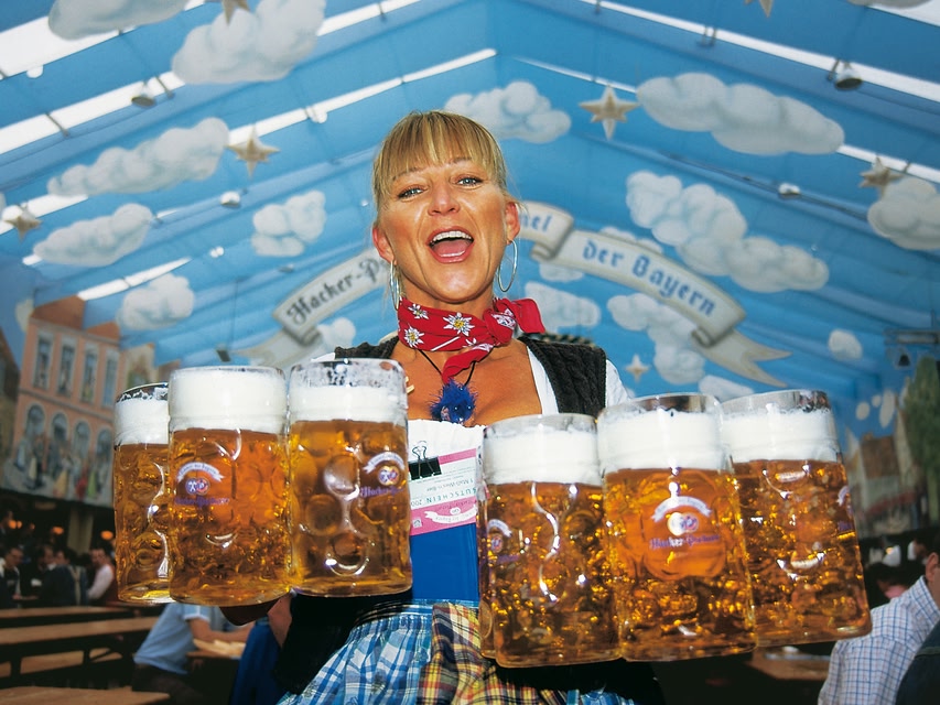 Σερβιτόρα σερβίρει μπίρες στο Oktoberfest.