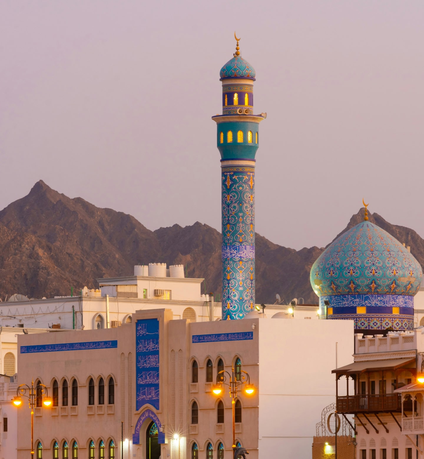 Una moschea con cupola blu e un alto minareto si staglia su montagne scoscese a Marsa Alam, in Egitto.
