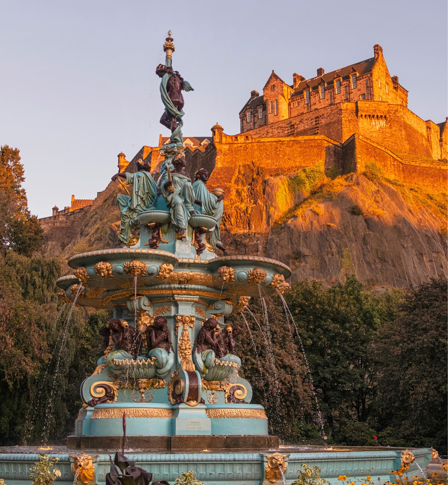 Een fontein in Princes Street Gardens met Edinburgh Castle erboven.