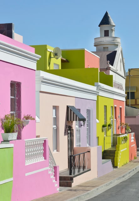 Σπίτια βαμμένα με ζωηρά χρώματα στο Bo-Kaap.