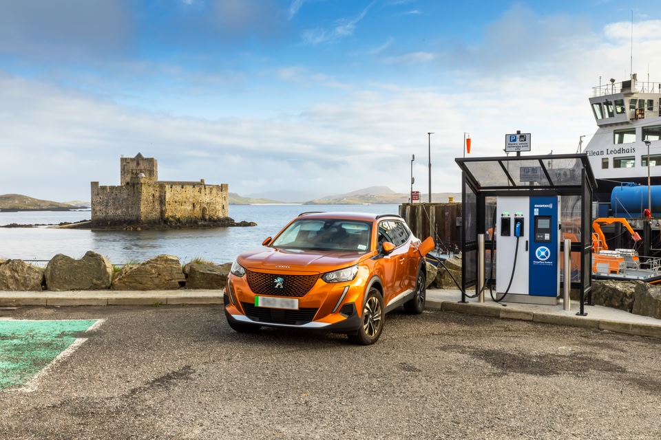 Das nationale Ladenetzwerk in Schottland ist mit rund 2.300 Ladestationen wunderbar für einen umweltfreundlichen Roadtrip ausgelegt