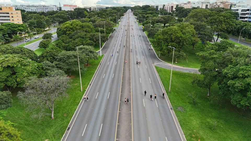 Imagem de um dos eixos de Brasilia - como se localizar em Brasília