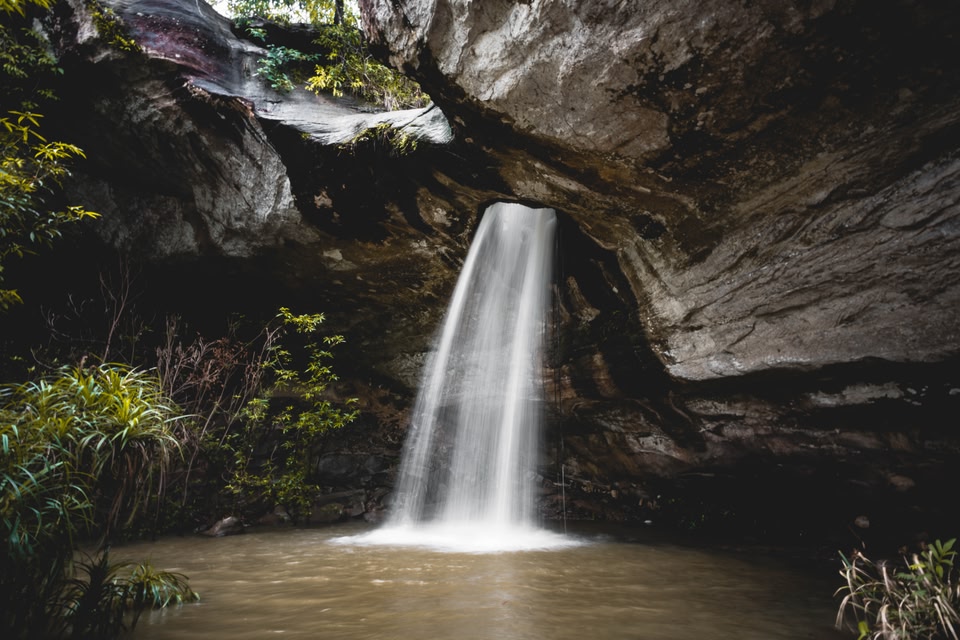 soleil en juin : chute d'eau à Pai, Thaïlande