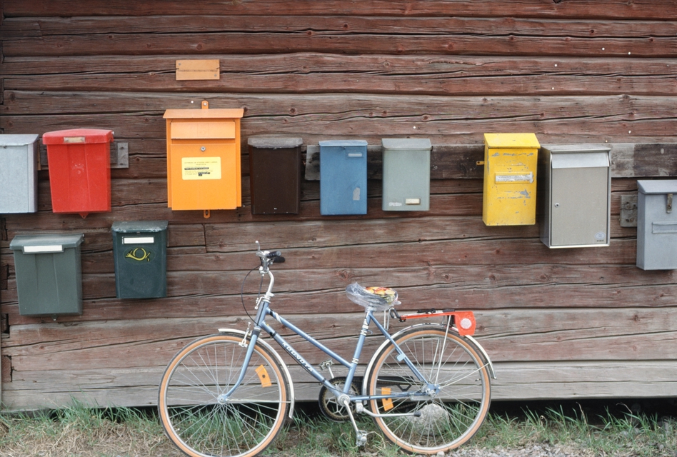 Viele Briefkästen und ein Fahrrad