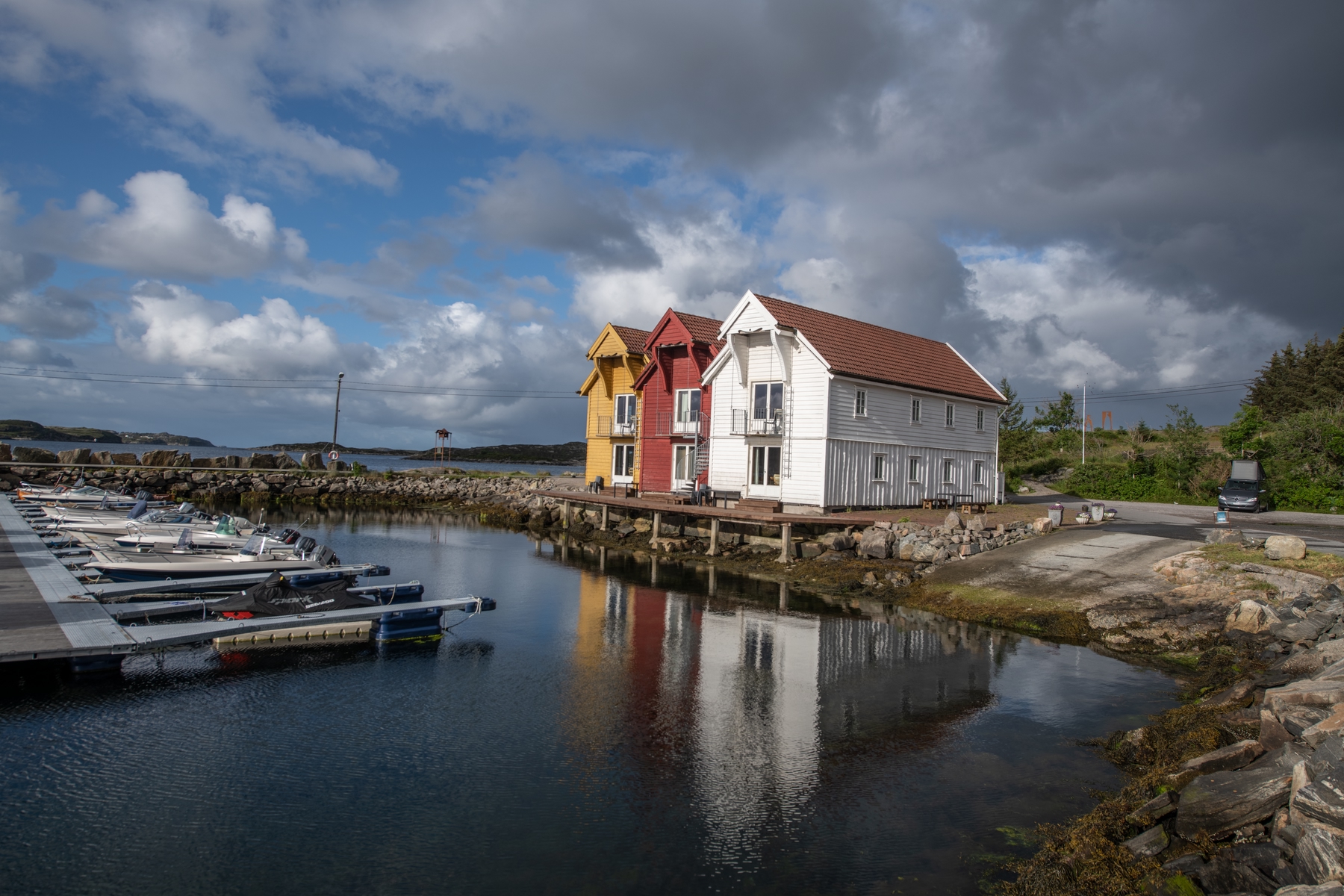 Häuser und Boote in Glesvær, Norwegen