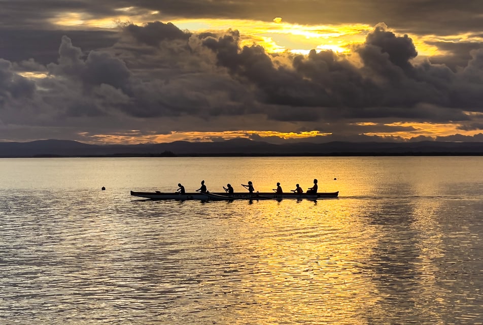 Canoa havaiana na Ponta do Mutá durante o pôr do sol - uma das praias mais bonitas do litoral da bahia