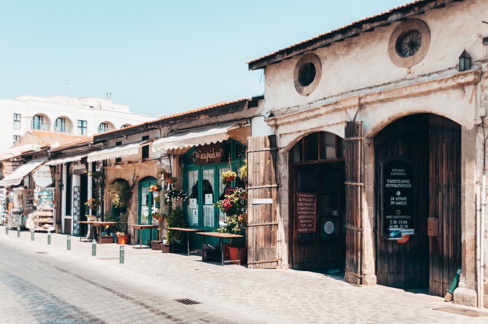 Straat met winkeltjes Lanarca Cyprus