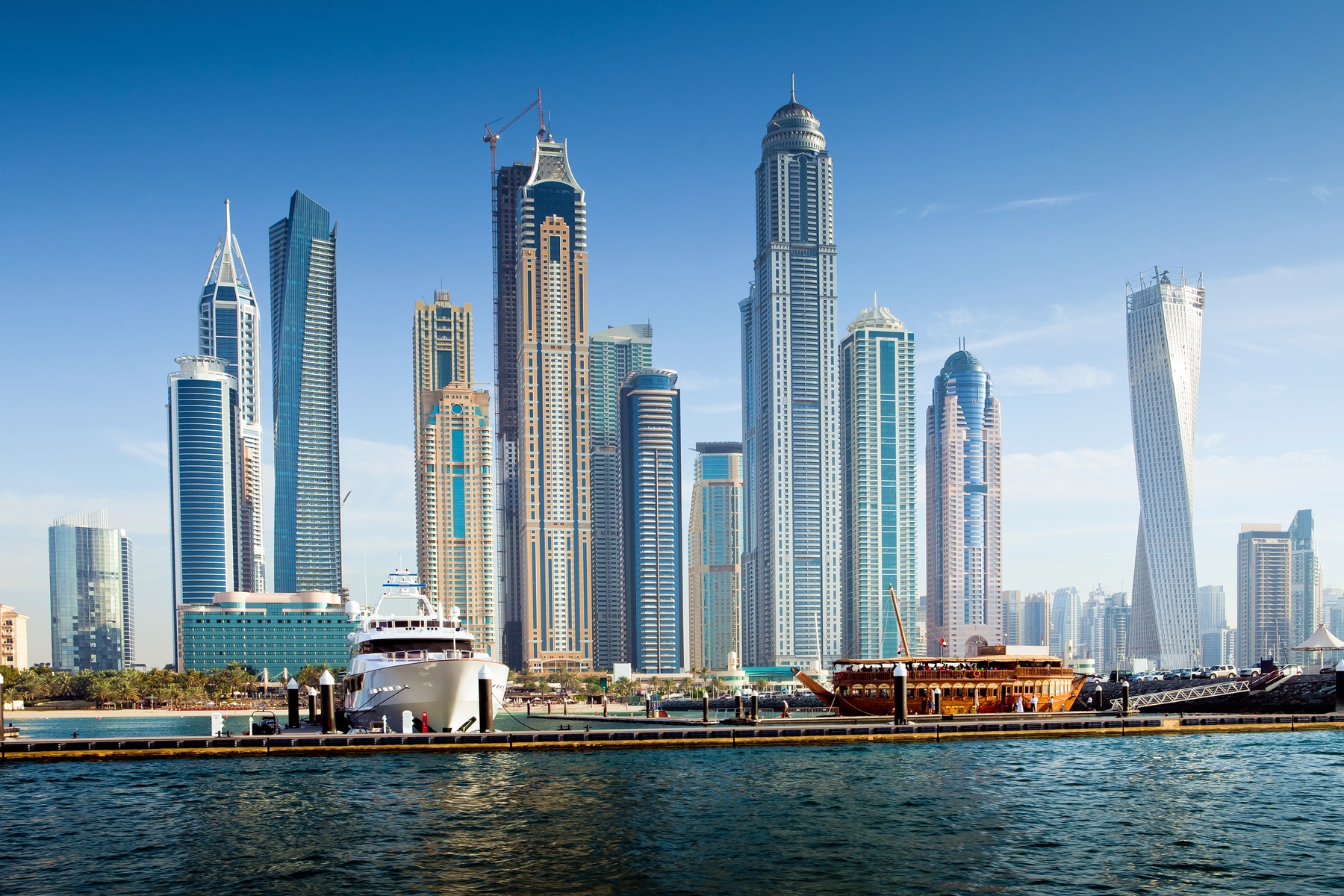 Arranhas-céus em Dubai, com marina à frente. A cidade se prepara para receber cada ez mais trabalhadores que optam pelo Anywhere office