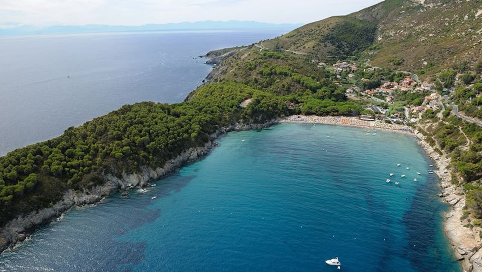 Vista aerea di una caletta con acqua turchese.