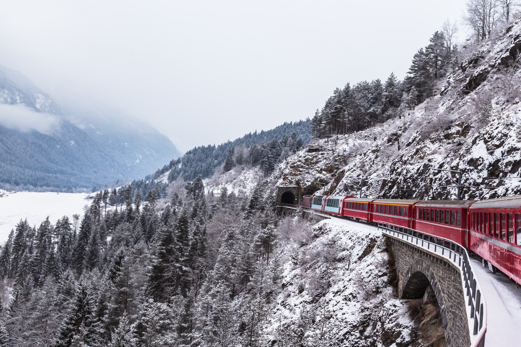 Saint-Moritz en Suisse peut être une destination idéale pour partir en vacances en janvier