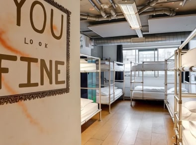 une photo du dortoir de l'auberge ClinkMama avec plusieurs lits superposés