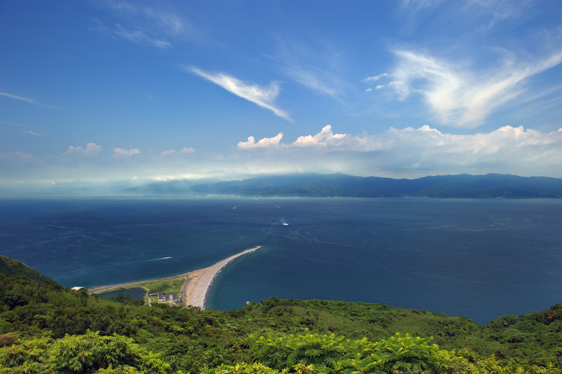坐擁著美麗的山巒景致與崎嶇的海岸線