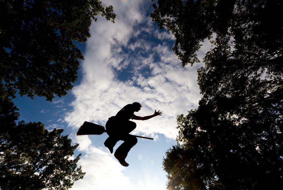 Ведьма летит на метле во время Вальпургиевой ночи в Германии