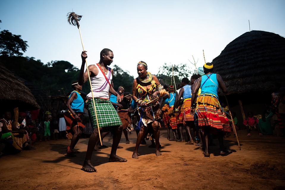 أشخاص يرقصون بملابس أفريقية تقليدية 