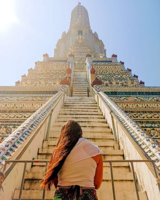 Frau steht vor Tempel in Bangkok