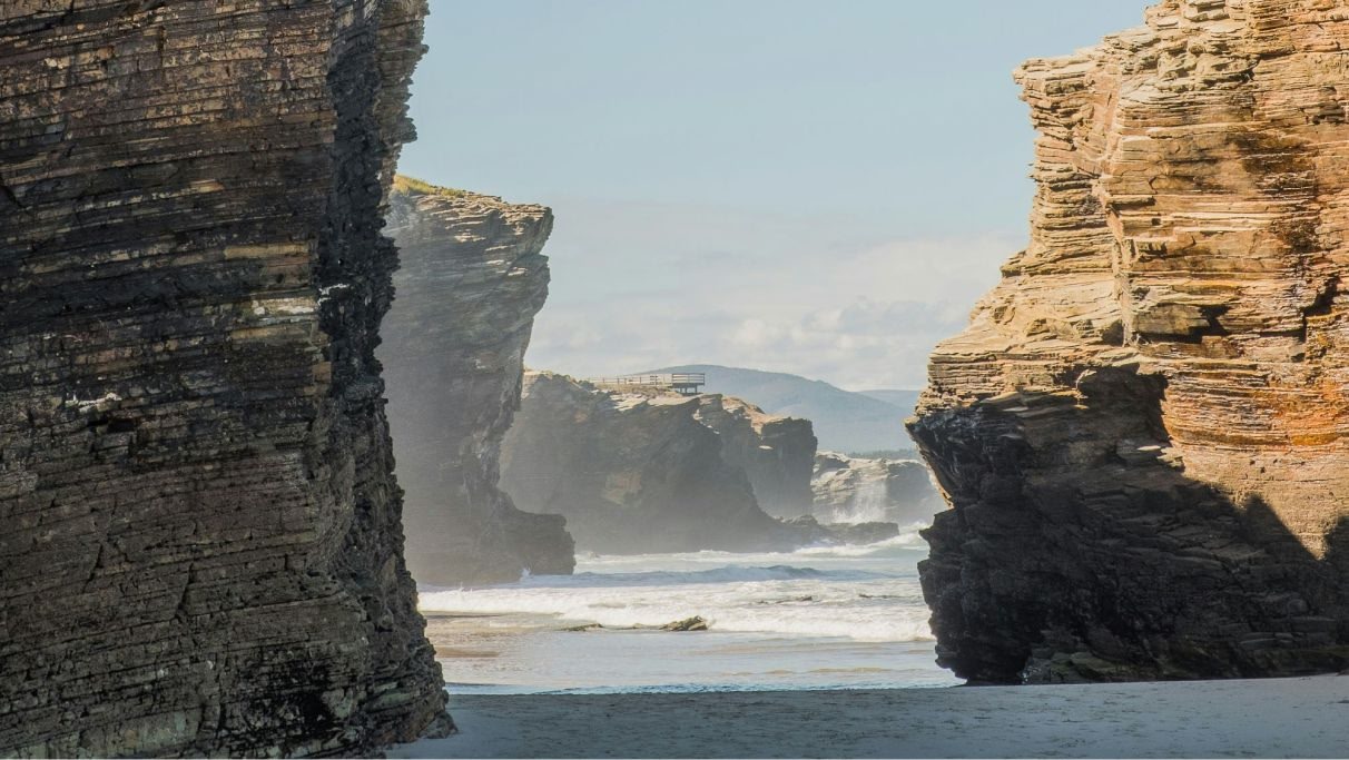 une image de rochers sur la plage en Espagne pendant la journée