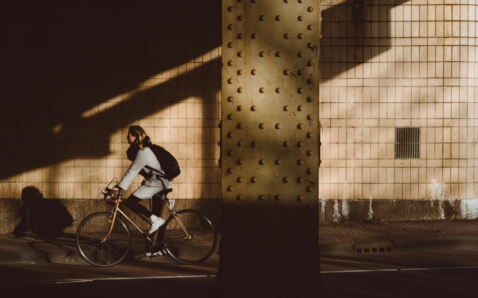 Donna su bici da portare in aereo