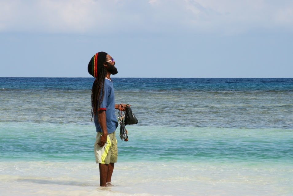 Un habitant de la Jamaïque sur la plage