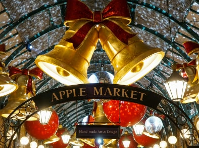 cloches suspendues à un panneau de marché aux pommes