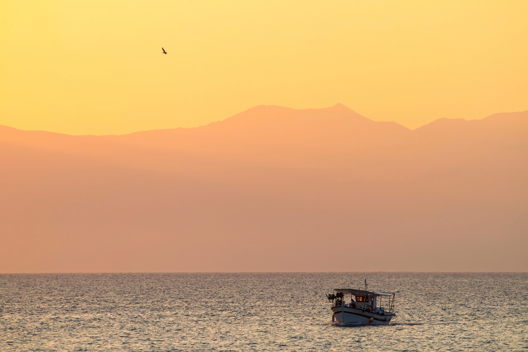 Μια ψαρόβαρκα πλέει στη θάλασα