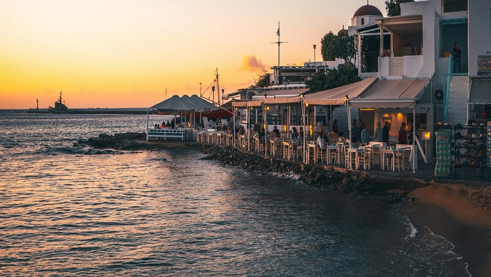 Ristorante sul lungomare a Mykonos al tramonto.
