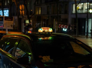 Taxi con cartello illuminato