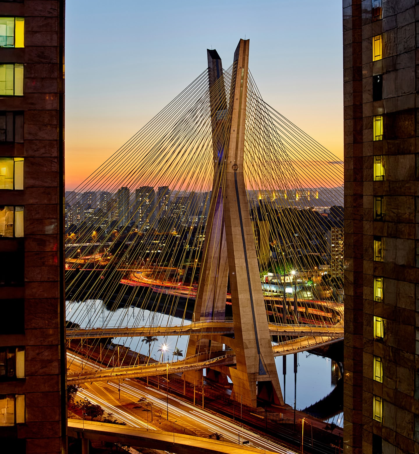 El Puente Octávio Frias de Oliveira al atardecer en São Paulo, Brasil.