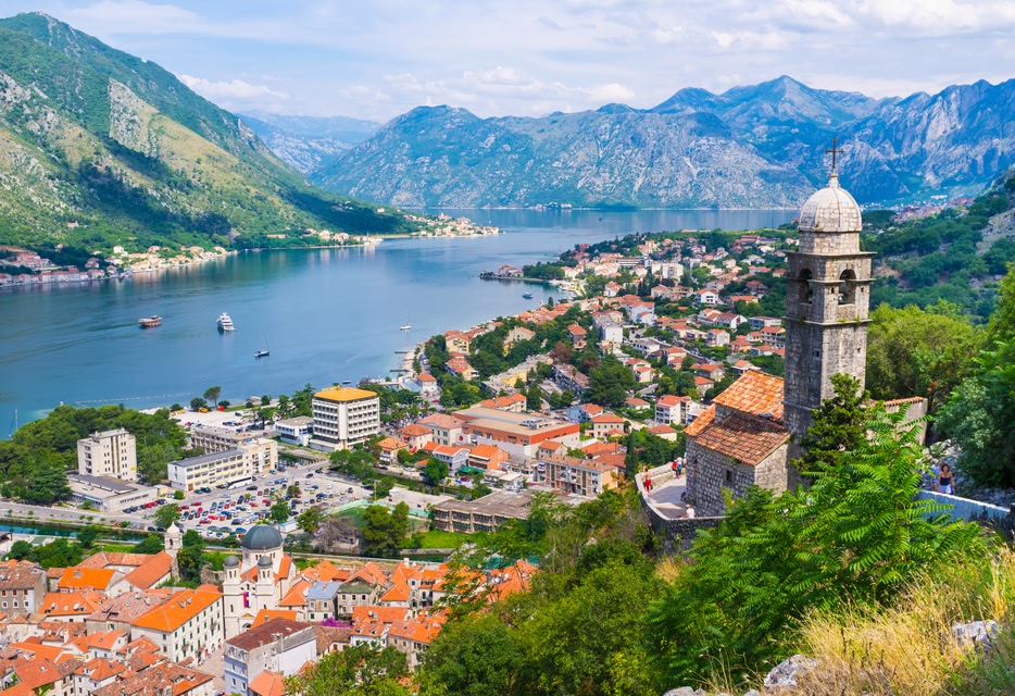 Kotor Körfezi üzerinden bir manzara, Karadağ - Kurban Bayramı uçak biletleri