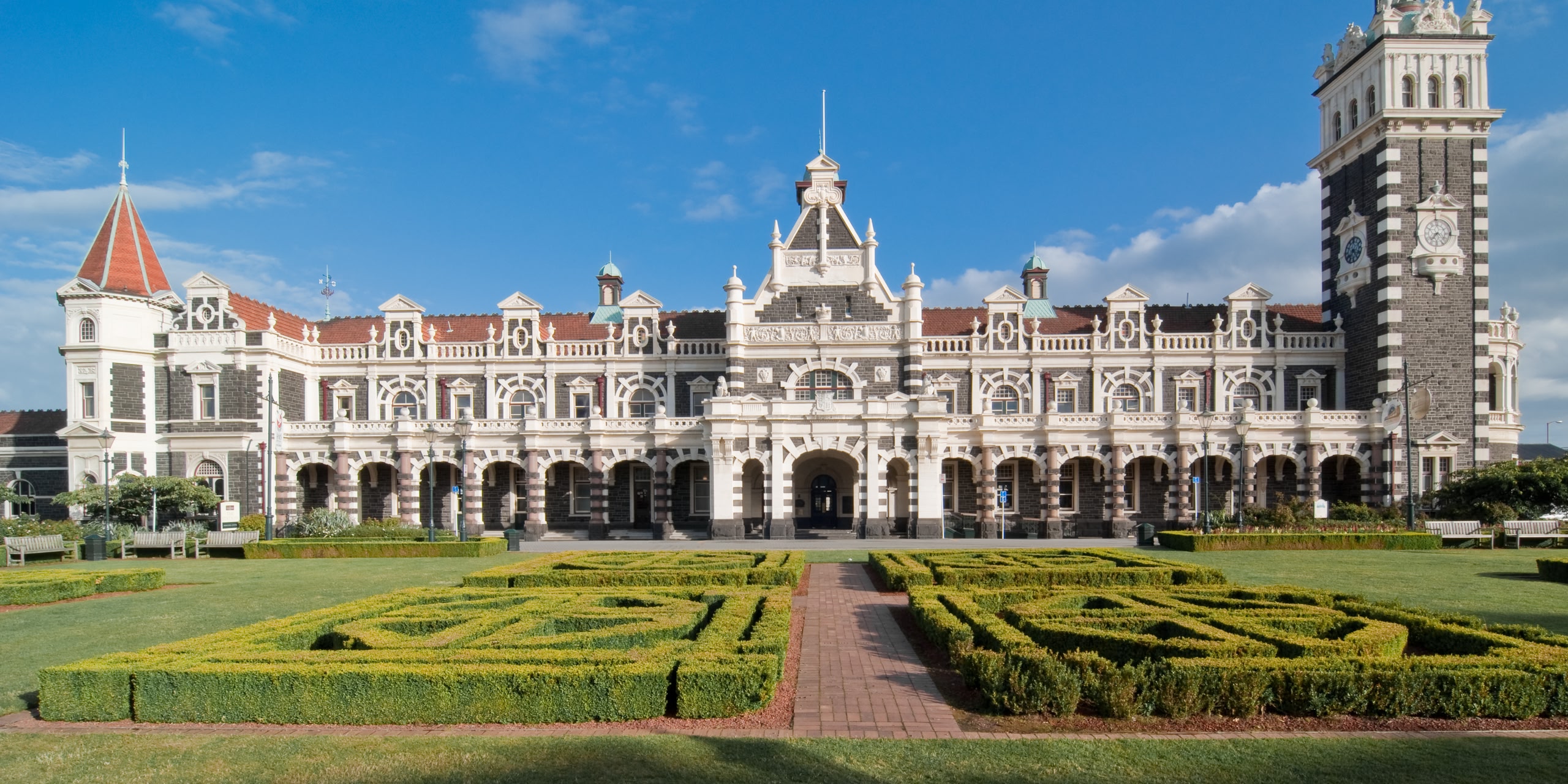 El edificio tradicional de la Estación de Trenes de Dunedin.