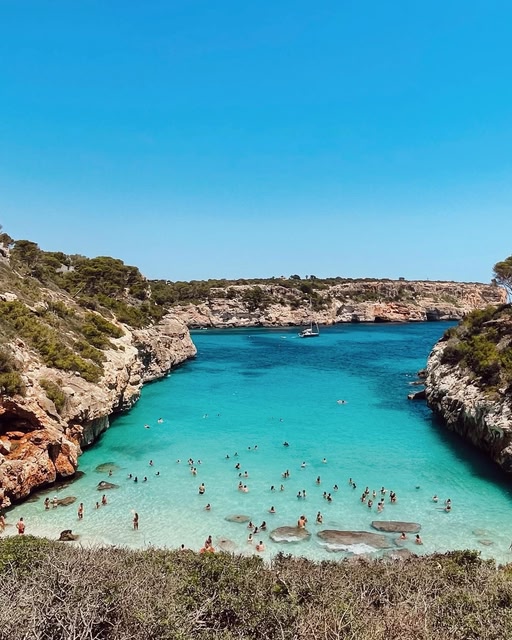 Eine Bucht mit türkisfarbenem Wasser aus Mallorca