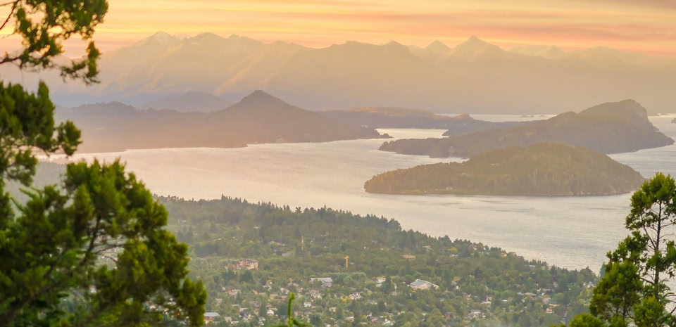 Lagos de Bariloche vistos de cima no final da tarde