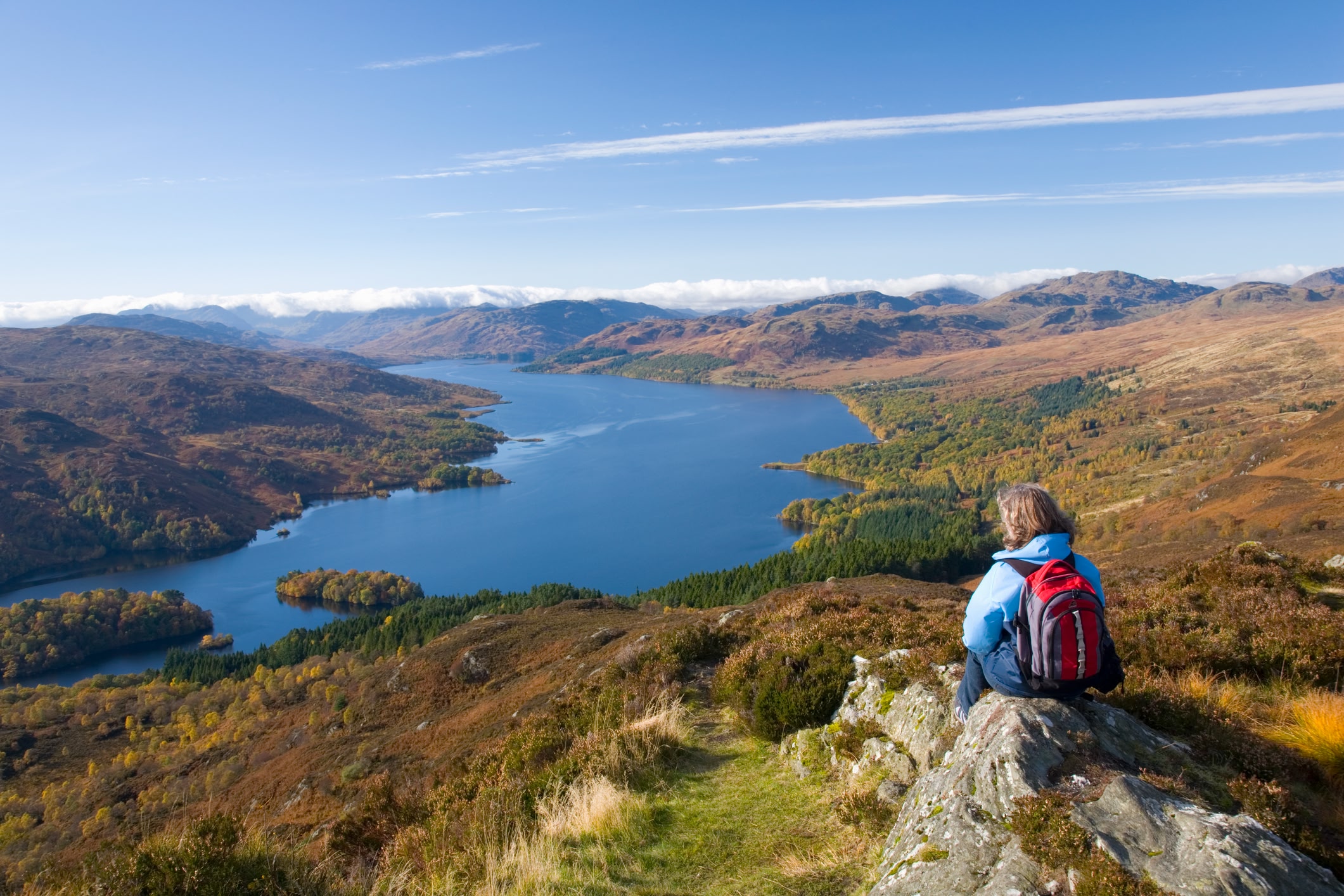 Vuelos baratos abril:  el encantador lago Katrine se encuentra al norte de Glasgow, en el Parque Nacional Loch Lomond y Trossachs. 