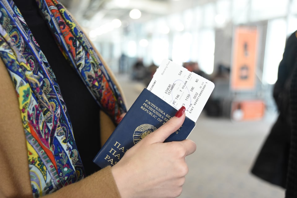 mujer con pasaporte y visado