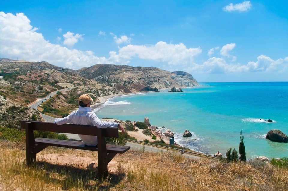 Άντρας αγναντεύει τη θάλασσα την Πάφο