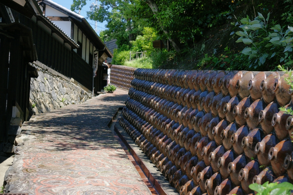 愛知県 陶器の瓶が壁に埋め込まれた風情のある坂道