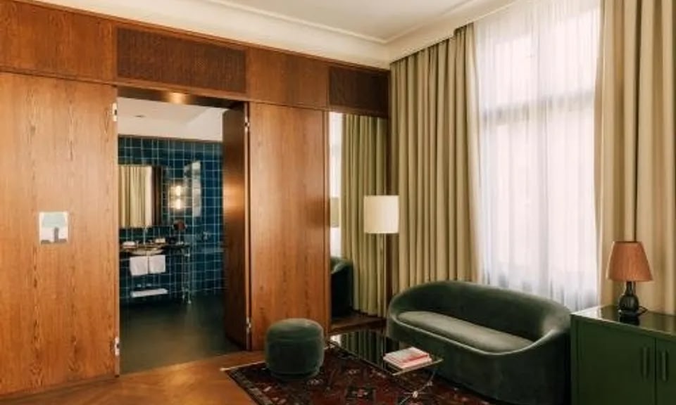 Una sala de estar en una habitación del Boutique Hotel Château Royal.