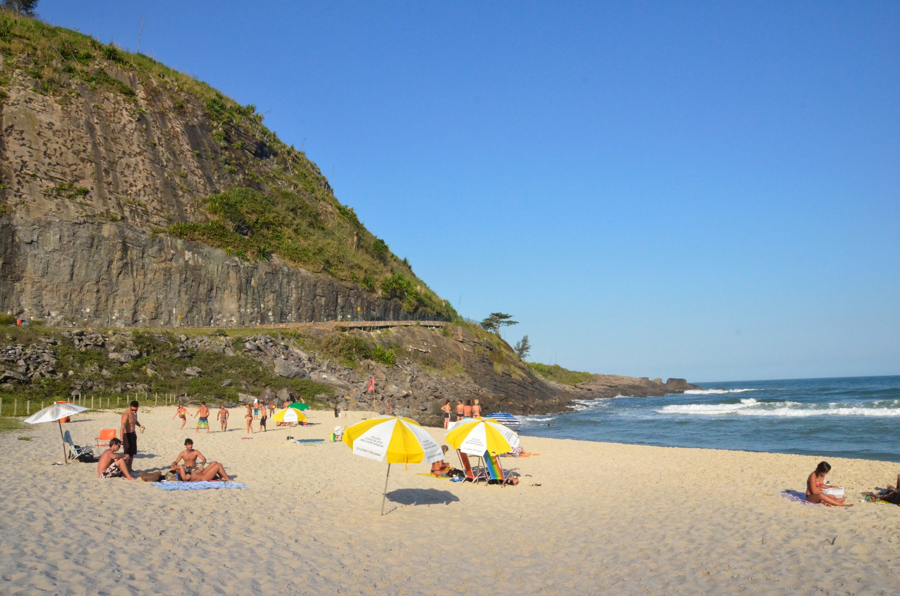 Prainha, no Rio de Janeiro, uma praia entre morros e com faixa de areia pequena.