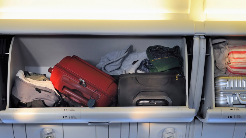 Handbagage in bagagevak cabine vliegtuig