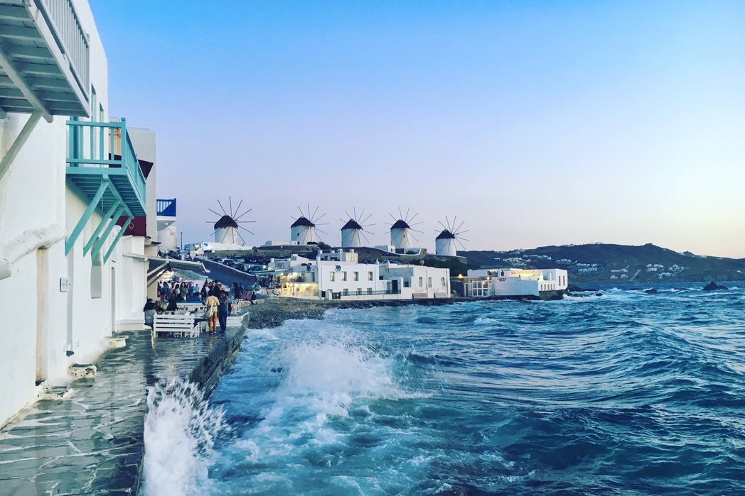 Oι μύλοι της Μυκόνου απ' τη Μικρή Βενετία