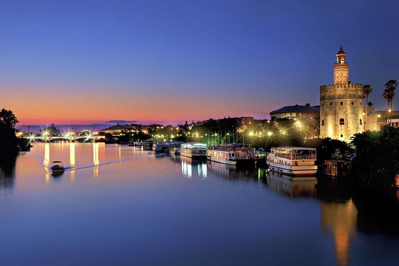 Río Guadalquivir al atardecer en su paso por Sevilla como parte de la Vía de la Plata.