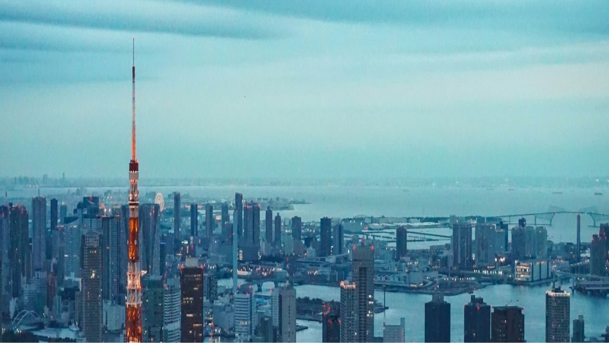 Image of the skyline in Tokyo during a cloudy day.