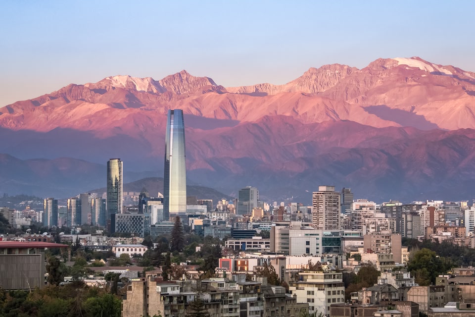 Santiago, capital do chile com a Cordilheira dos Andes ao fundo
