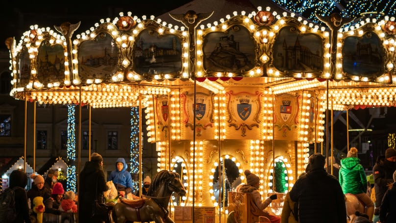 Un carrousel avec des gens assis dessus
