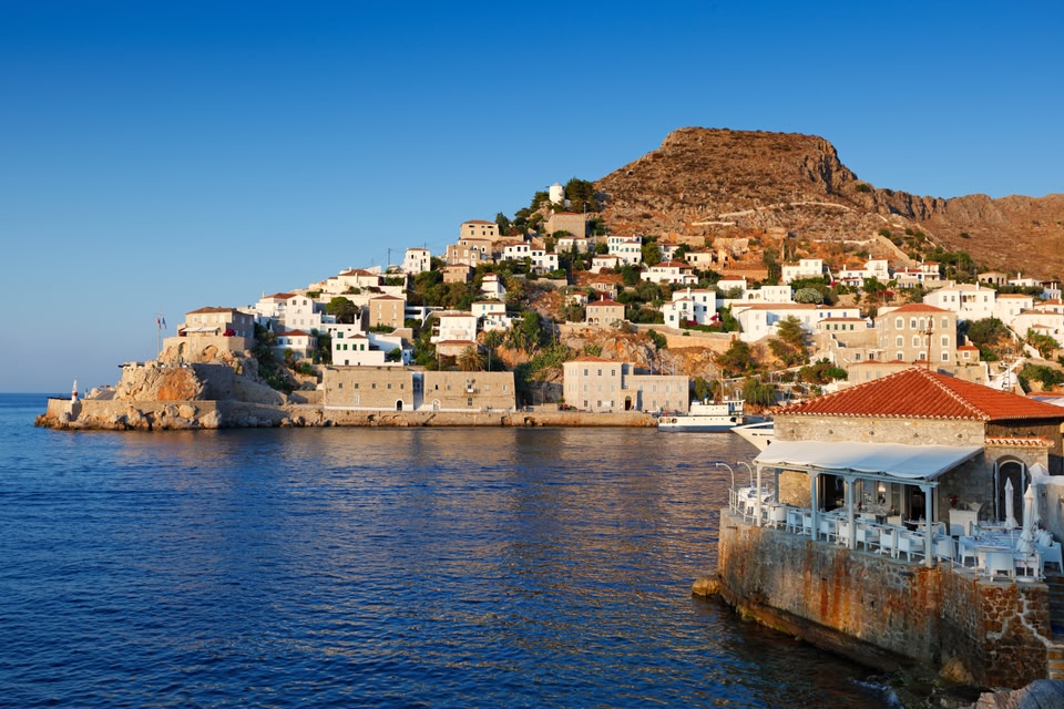 Το λιμάνι της Ύδρας από τη θάλασσα σάς προσκαλεί για διακοπές στα ελληνικά νησιά
